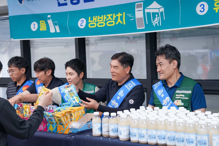 김선희 고용노동부 부천지청 산재예방감독과장(오른쪽 두번째)과 쿠팡풀필먼트서비스 EHS팀이 부천1센터 근로자들에게 얼음 음료를 전달하고 있다. 사