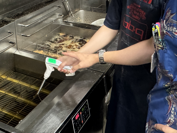BBQ가 전국 직영점에 디지털 튀김유 품질 측정기를 도입해 치킨의 맛과 품질에 중요한 영향을 미치는 튀김유의 현장 관리 체계를 고도화하는 등 고객