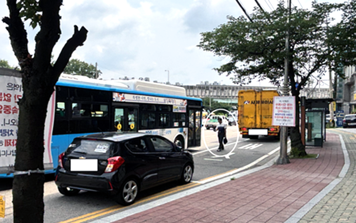 군포시 대야미삼거리 버스정류소 주변의 불법 주·정차 차량으로 인해 버스가 정차구역에 진입하지 못한 채 차로에서 승객을 태우고 있다. 제공=경기