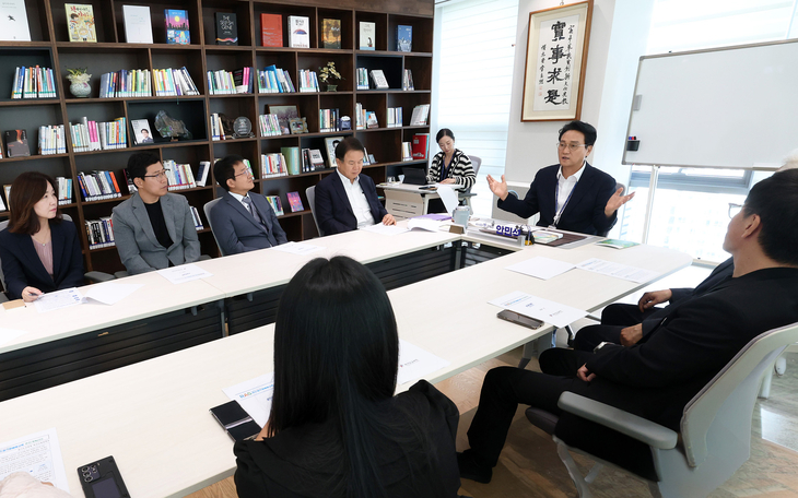 안민석 경기도교육감이 'RAS 경기 문예체 교육' 추진 방안을 관계자들과 논의하고 있다. 제공=경기도교육청