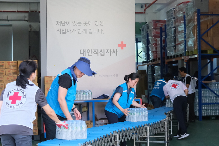 지난 11일 서울 양천구 대한적십자사 재난안전센터에 상미당홀딩스 해피봉사단이 폭염 피해 지역 지원을 위한 생수를 전달하고 있다. 사진=상미당홀딩