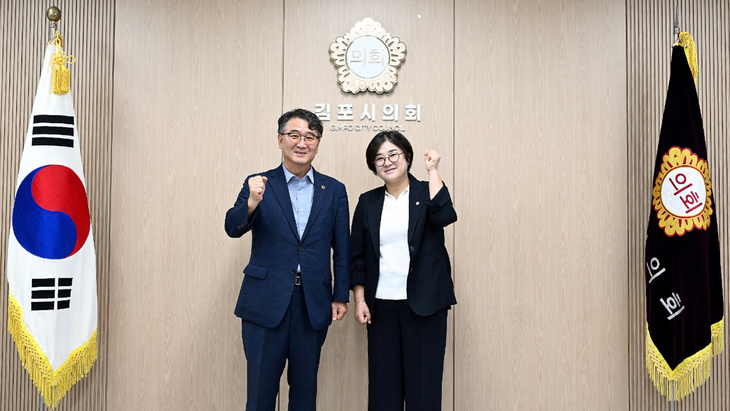 이순학 인천시의회 부의장(왼쪽)이 김포시의회를 방문해 김계순 의장과 기념촬영을 하고 있다. 제공=인천시의회