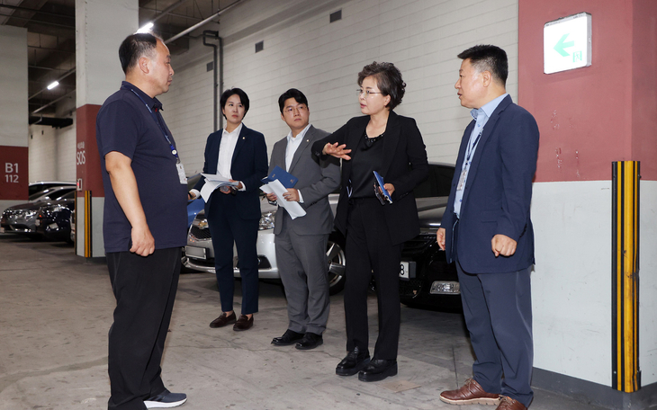 김미경 수원시의회 의장(오른쪽 두 번째)과 강은호·정윤우 시의원이 11일 수원농수산물도매시장 지하주차장 현장을 점검하며 관계자들과 시설환경 개