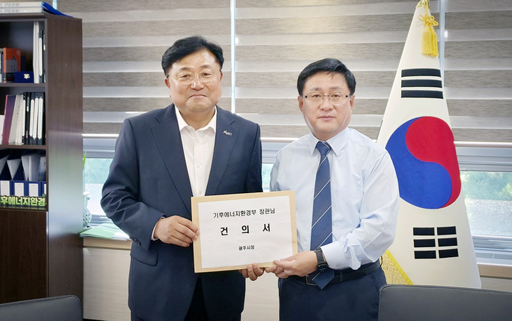 박관열 광주시장(왼쪽)이 12일 서울 한강홍수통제소를 방문해 김성환 기후부 장관에게 지역 현안 건의서를 전달한 뒤 기념촬영을 하고 있다. 제공=광주