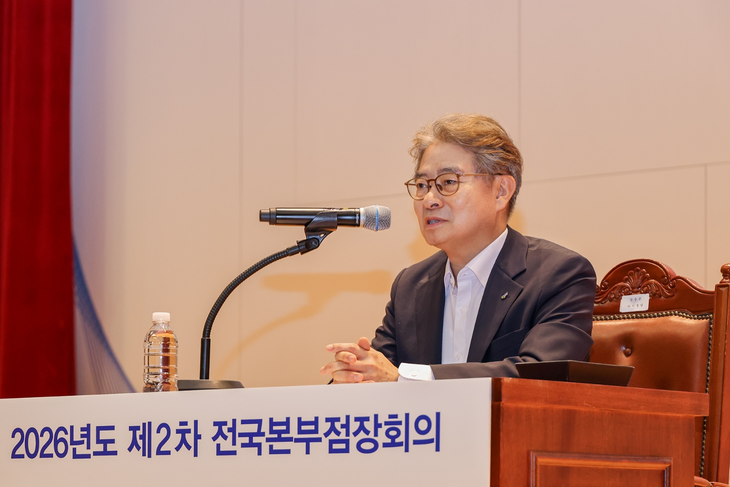 강승준 신용보증기금 이사장이 지난 12일 대구 본점에서 열린 '2026년도 제2차 전국본부점장회의'에서 당부의 말을 전하고 있다.