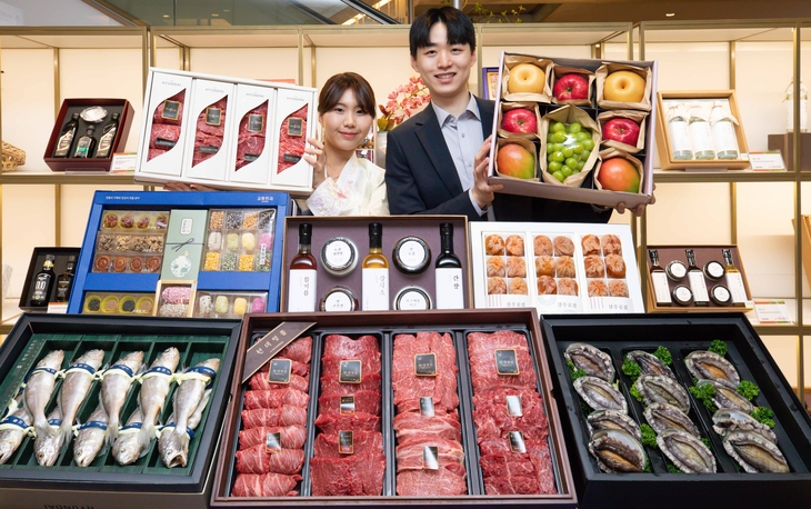 모델들이 현대백화점의 '2026 추석 선물세트' 주요 상품들을 소개하고 있다. 사진=현대백화점