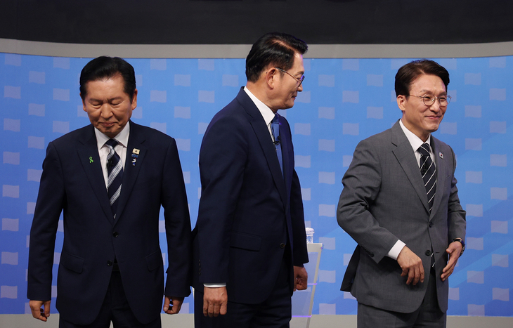 기념 촬영 마친 더불어민주당 당대표 후보들