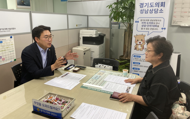 문승호 경기도의회 보건복지위원회 부위원장이 10일 경기도의회 성남상담소에서 정진향 한국희귀난치성질환연합회 사무총장과 희귀질환 환자 지원을