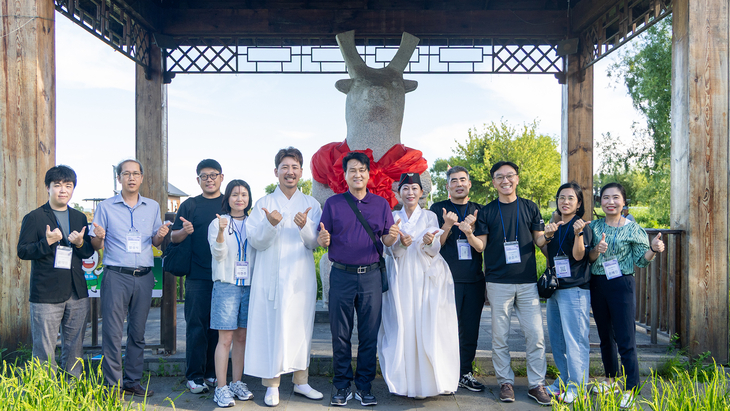 안민석 경기도교육감(가운데)과 탐방단 일행이 12일 만주 발해농장 독립운동 유적지를 방문해 기념촬영을 하고 있다. 제공=경기도교육청