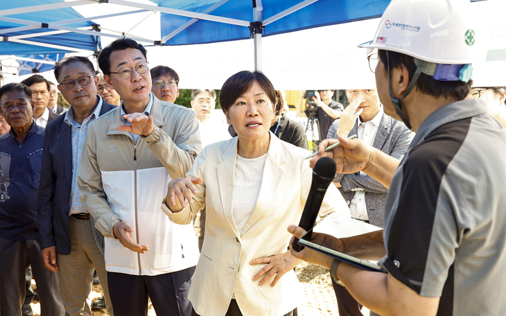 정명근 화성시장이 송미령 농림축산식품부 장관과 함께 13일 영농형 태양광 시범조성 사업 현장을 둘러보며 관계자의 설명을 듣고 있다. 제공=화성시