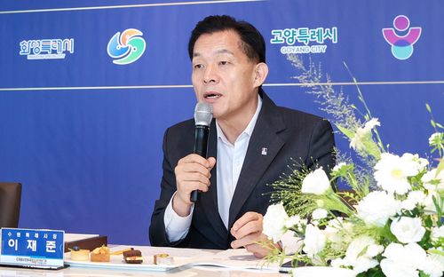 이재준 수원시장이 특례시시장협의회에서 발표를 하고 있다. 제공=수원시
