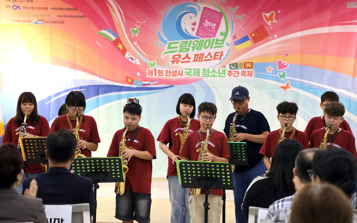 지난 6일부터 12일까지 열린 제1회 안성시 국제청소년주간축제 '드림웨이브 유스페스타'에서 청소년들이 색소폰 연주를 선보이고 있다. 제공=안성시