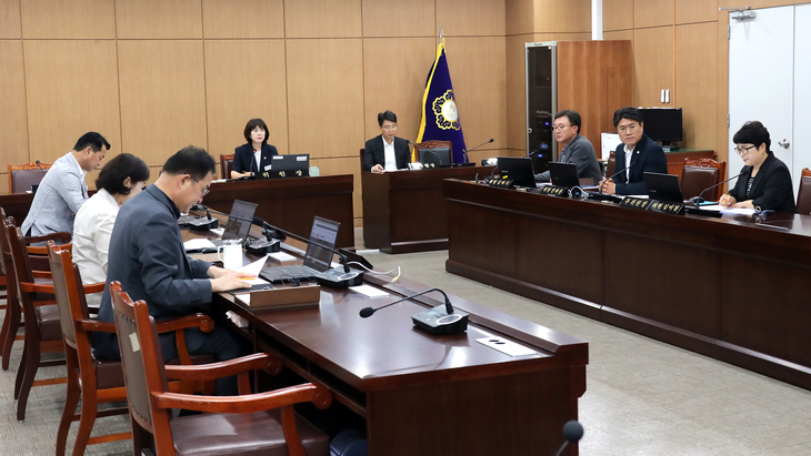 정신화 이천시의회 의회운영위원장이 13일 제263회 임시회 폐회 중 제1차 의회운영위원회를 회의를 주재하고 있다. 제공=이천시의회
