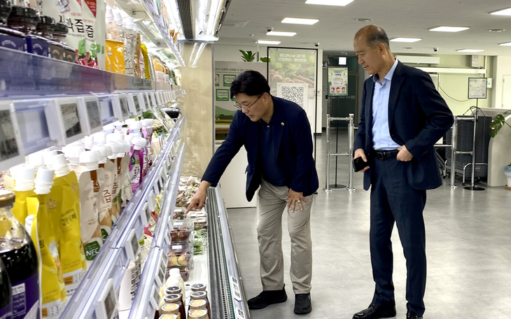 최만식 경기도의원(왼쪽)과 최창수 진흥원장이 14일 경기도농수산진흥원 마켓경기 직매장을 찾아 진열된 농산물 및 진흥원 주요 시설 현황을 살펴보고