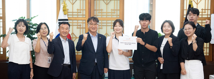 인천시의회 이순학 부의장(왼쪽 4번째)과 방지현 의원(왼쪽 7번째)이 월드비전 관계자 및 아동권리대표단과 정책간담회를 마친 뒤 기념촬영을 하고 있