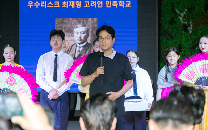 안민석 경기도교육감이 13일 러시아 우수리스크 최재형 고려인 민족학교를 방문해 학생들과 교직원 앞에서 인사말을 하고 있다. 제공=경기도교육청