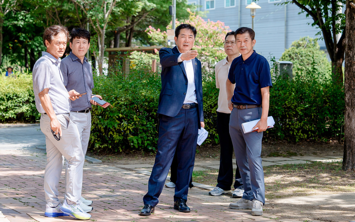 조용호 오산시장이 12일 가장산업단지 및 서랑저수지 공영주차장 조성 공사 현장을 방문해 추진 상황을 점검하고 있다. 제공=오산시