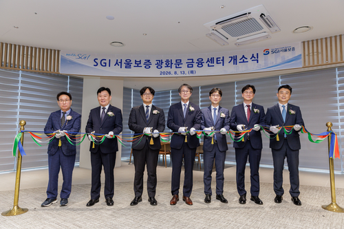 13일 서울 종로구 광화문금융센터 개소식에서 이명순 SGI서울보증 대표이사(왼쪽 네 번째)와 참석자들이 기념 촬영을 하고 있다.
