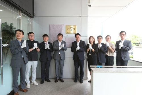 안양시 12일 ㈜오상헬스케어 '2026년 안양형 여성친화기업' 현판식 개최