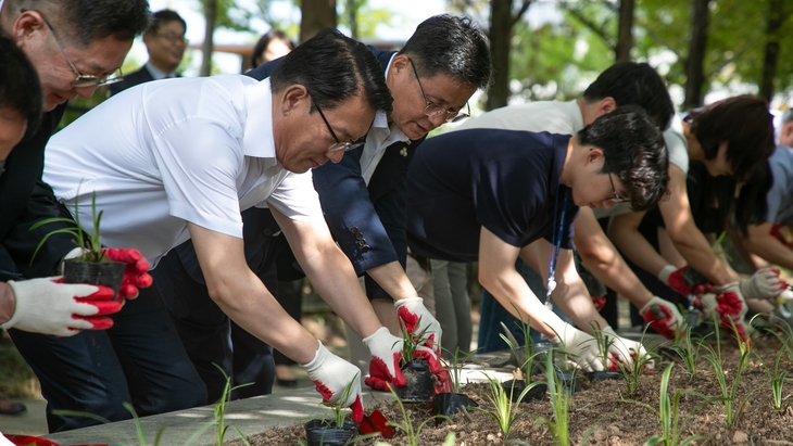 김인중 사장이 본사 확산 운동 행사에서 무늬 맥문동을 심고 있다
