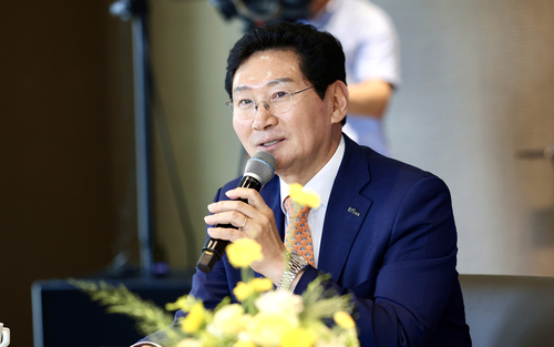 이상일 용인시장이 특례시시장협의회에서 발표를 하고 있다. 제공=용인시