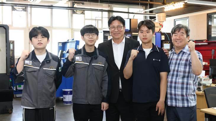 도성훈 인천시교육감이 12일 인천기계공고를 방문해 제61회 전국기능경기대회 출전을 위해 훈련 중인 선수 및 지도교사들과 기념촬영을 하고 있다. 제