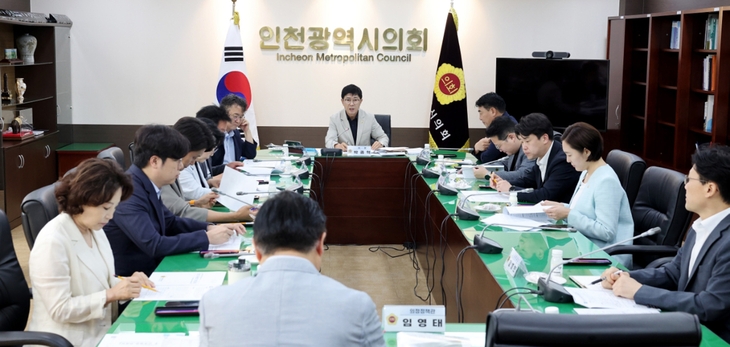 박종혁 인천시의회 의장이 지난 12일 열린 의장단·위원장단 회의에서 제10대 의회 슬로건 선정 등 현안을 논의하고 있다. 제공=인천시의회