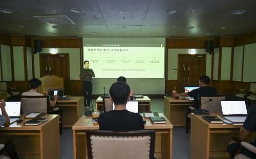 한수완 의정부시의회 의회사무국장 12일 의정부시의회 정책지원관 대상으로 자체 제작한 '조례 사전검토-입안 지원 AI 챗봇' 실습 교육 진행