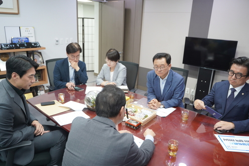 민경선 고양특례시장(윗줄 오른쪽 두 번째) 13일 박홍근 기획예산처 장관(아랫줄 오른쪽)에게 고양시 현안 정책 설명