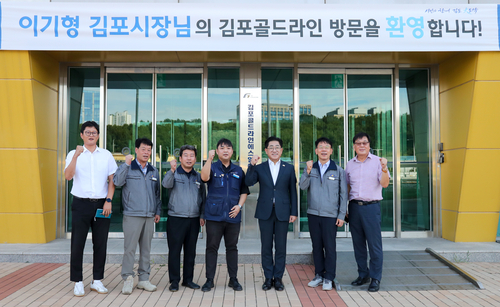 이기형 김포시장 13일 김포골드라인 운영 현장에 들러 혼잡률 완화를 위한 주요 사업 추진 상황 점검