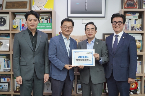 왼쪽부터 한준호 국회의원, 민경선 고양특례시장, 박홍근 기획예산처 장관, 김성회 국회의원