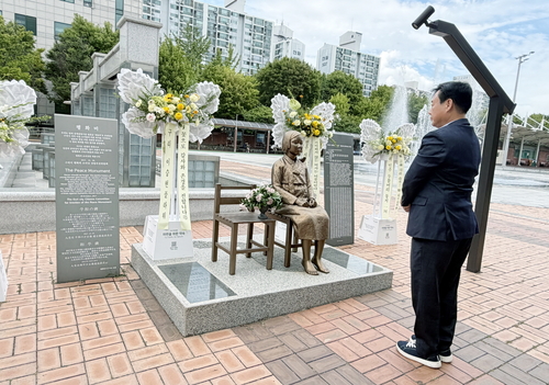 신동화 구리시장 14일 구리역 광장 평화의 소녀상 찾아 헌화