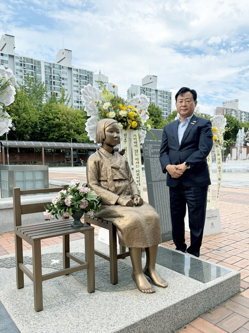 신동화 구리시장 14일 구리역 광장 평화의 소녀상 찾아 헌화