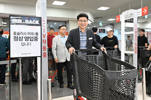 김원기 의정부시장 광복절인 15일 홈플러스 의정부점 재개장 관련 장보기 캠페인 참여