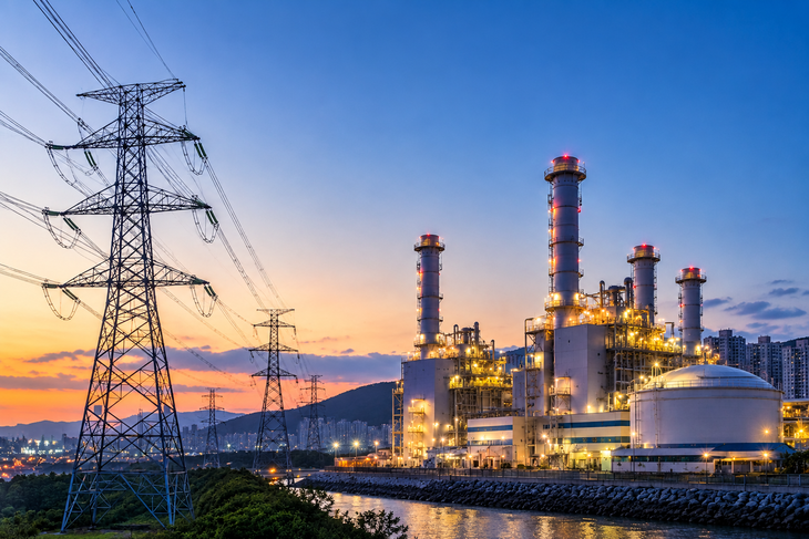 송전탄과 액화천연가스(LNG) 발전소의 모습. 이미지= 챗지피티