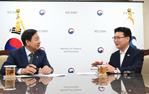 김원기 의정부시장(우) 13일 구윤철 부총리 겸 재정경제부 장관에게 주요 현안 설명
