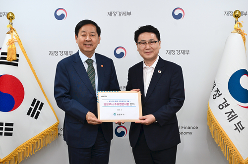 김원기 의정부시장(우) 13일 구윤철 부총리 겸 재정경제부 장관에게 주요 현안 건의서 전달