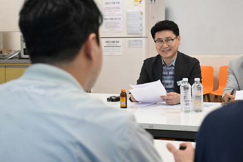 김원기 의정부시장 광복절인 15일 홈플러스 의정부점 재개장 관련 장보기 캠페인 참여