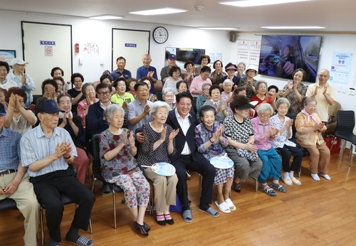 최대호 안양시장 14일 석수대림아파트 경로당 방문