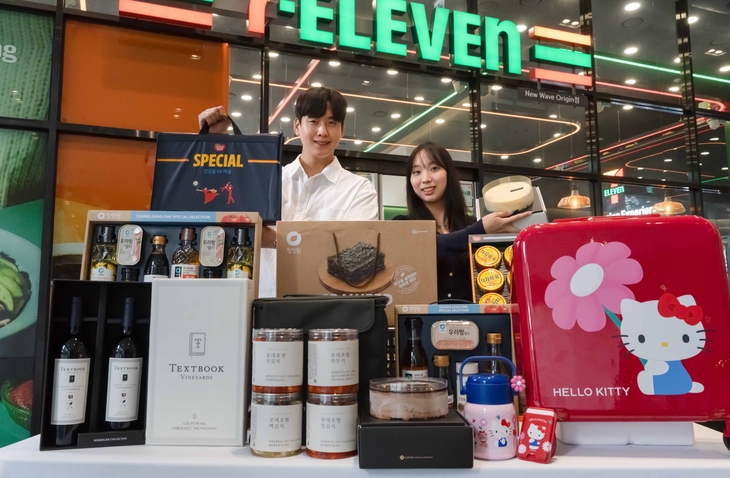 세븐일레븐 모델들이 추석선물세트를 소개하고 있다.