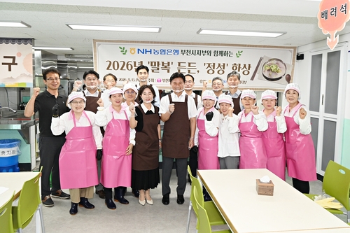 조용익 부천시장 말복을 맞이해 13일 원미노인복지관 경로식당에서 배식봉사 참여