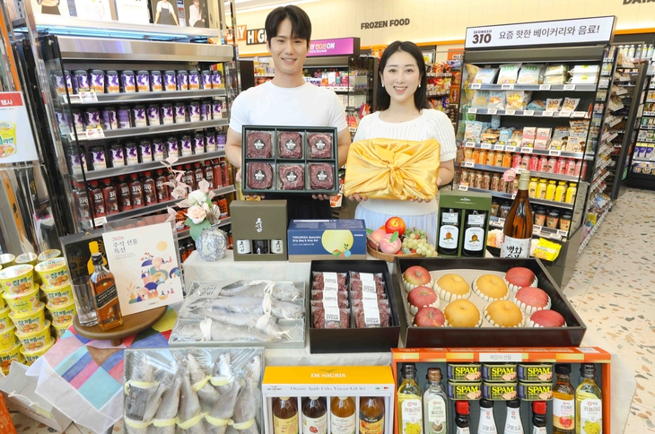 이마트24모델들이 추석선물세트를 소개하고 있다.