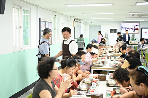 조용익 부천시장 말복을 맞이해 13일 원미노인복지관 경로식당에서 배식봉사 참여