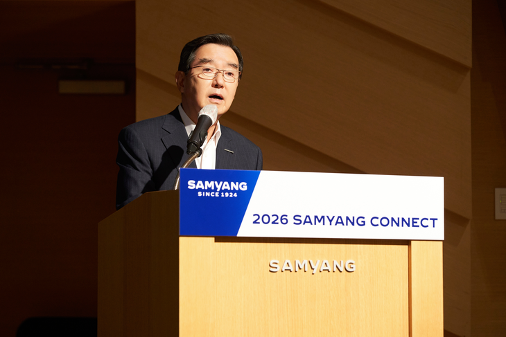 김윤 회장이 18일 판교 삼양디스커버리센터에서 개최한 '2026년 SAMYANG CONNECT'에서 직원들에게 상반기 경영 성과와 하반기 전략 방향을 설명하고 있다.