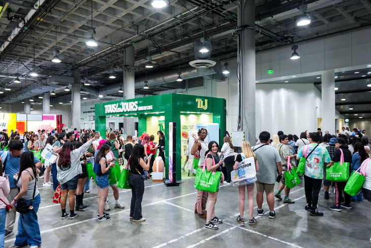 KCON LA 2026 방문객들이 현지시간으로 15일 CJ올리브영 타포린백을 메고 CJ푸드빌의 뚜레쥬르 이벤트를 참여하기 위해 줄을 서있다. 사진=CJ ENM