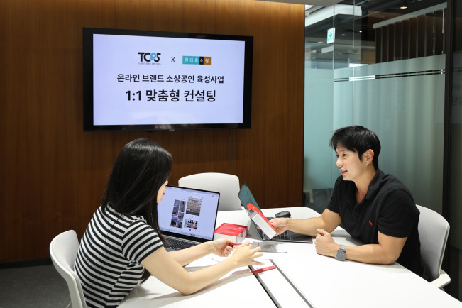 현대홈쇼핑이 소상공인 육성사업 'TOPS 프로그램'을 통해 1:1 맞춤형 컨설팅을 진행하고 있는 모습, 사진=현대홈쇼핑