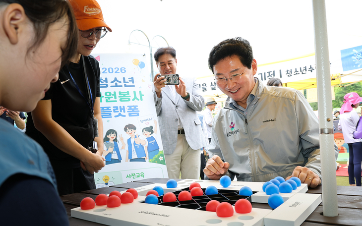 이상일 용인시장이 15일 용인시청소년수련원 개원 30주년 기념행사 체험 부스에서 시민들과 스포빙고를 하고 있다. 제공=용인시