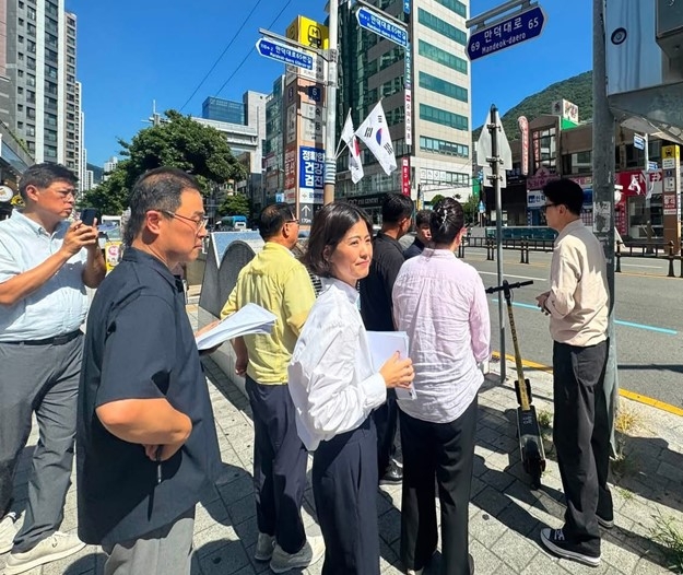 부산시의회 교육위원회 소속 국민의힘 김효정(북구갑) 의원은 “숙등역 6번 출구 앞 상가 환기구의 높이를 낮추고 강화유리 펜스를 설치하는 시설 개