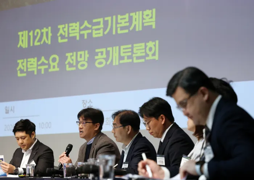 22일 서울 양천구 한국방송회관에서 열린 12차 전력수급기본계획 대국민 정책 토론회에서 수요 계획 소위원회 위원장인 허진 이화여대 교수(왼쪽 두번