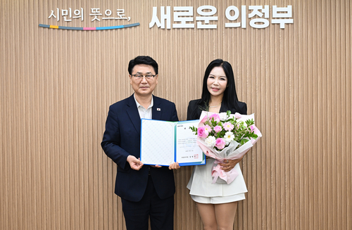 김원기 의정부시장 18일 트로트 가수 '신비'에게 의정부시 홍보대사 위촉장 수여